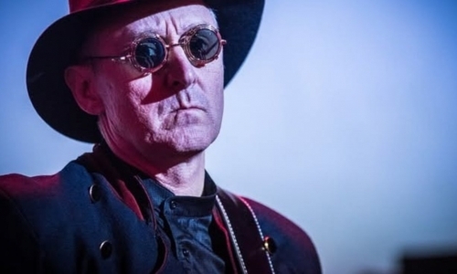 Mezi čarou a tónem