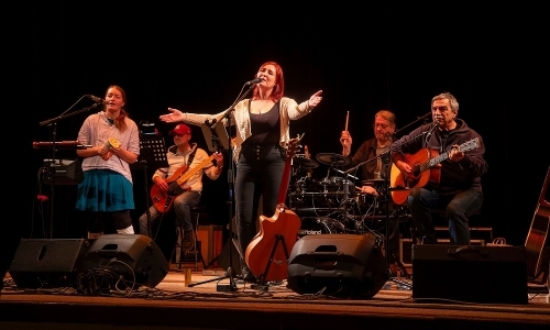 Vánoční koncert napříč žánry – Jen tak tak